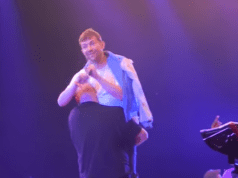 Incredibile Damon Albarn: canta per cinque ore, la sicurezza lo trascina giù dal palco