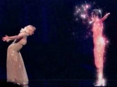 Christina Aguilera duetta con l’ologramma di Whitney Houston (video)