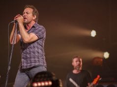 Eddie Vedder interrompe il concerto a Chicago per aiutare una fan