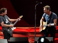 Chris Martin duetta con Eddie Vedder sul palco del Global Citizen Festival. Il video dell’esibizione