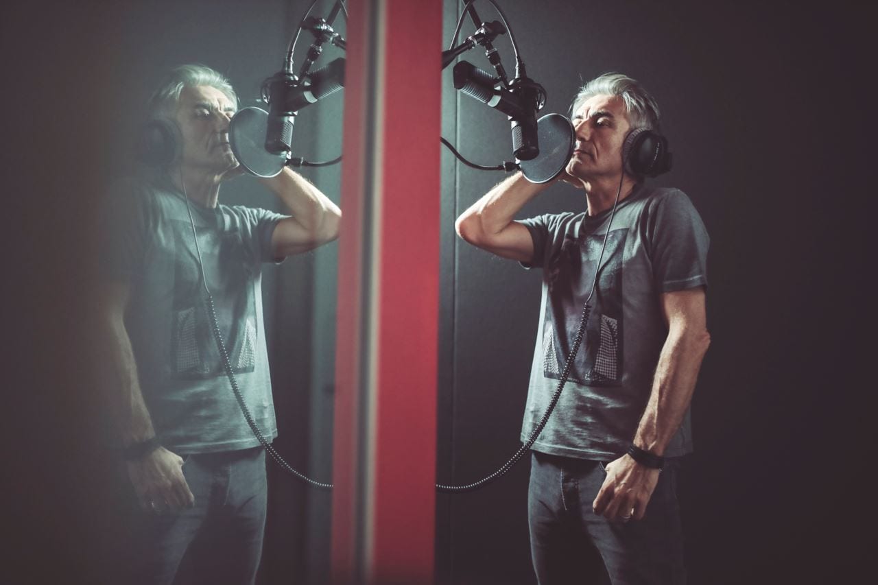 ligabue-durante-la-registrazione-di-un-brano-di-made-in-italy-maxw-1280