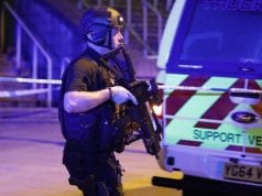 Attentato kamikaze durante il concerto di Ariana Grande a Manchester: 22 morti e 60 feriti Ariana Grande Manchester Arena