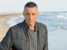 Guarda “Stringimi forte amore”, il nuovo videoclip di Alex Britti