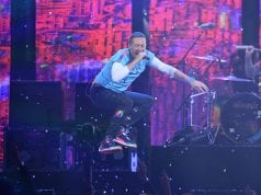 I Coldplay a East Rutherford omaggiano Chester Bennington dei Linkin Park