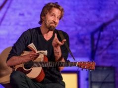 Tra ville e giardini, questa sera Giulio Casale interpreta il Signor G Giulio Casale