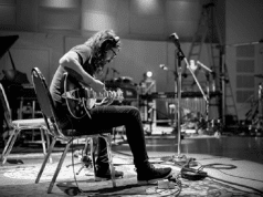 Dave Grohl: il vinile di Play in edizione limitata e, dal 9 ottobre, all’asta strumenti musicali da lui firmati Dave Grohl