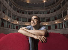 Elio porta in scena il genio di Enzo Jannacci