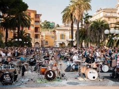 Decine di batterie per un omaggio alla musica dei Queen Queen