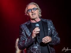 Umberto Tozzi torna dal vivo in teatro con un inedito show acustico