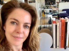 Claudia Gerini legge storie e racconti ai bambini grazie al progetto di Helpcode Italia Claudia Gerini