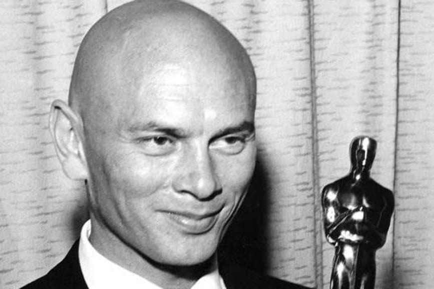 Yul-Brynner-Oscar-bianco-e-nero