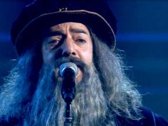 Quel genio di Max Gazzè: vestito da Leonardo Da Vinci, con una band di cartonato Max Gazzè