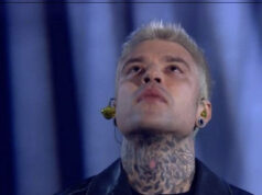 Fedez strappa la foto del viceministro Bignami: la canzone a sorpresa sulla nave di Sanremo
