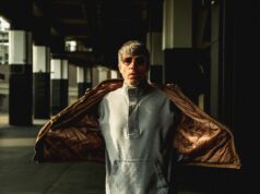 Valerio Lundini si traveste da Bugo e annuncia l’addio alla musica Bugo
