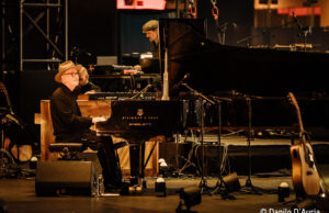 Ludovico Einaudi, un’altra notte di magia nella Cavea romana: il racconto e le foto
