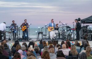 Niccolò Fabi incanta Jesolo al tramonto: un concerto d’altri tempi sulla spiaggia niccolò fabi jesolo festival aqua