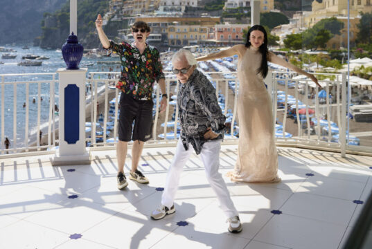 Fabio Rovazzi, arriva il videoclip de “La Costiera Amalfitana” con Arisa e Nino D’Angelo Fabio Rovazzi